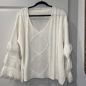 Cute white sweater! SIZE M
